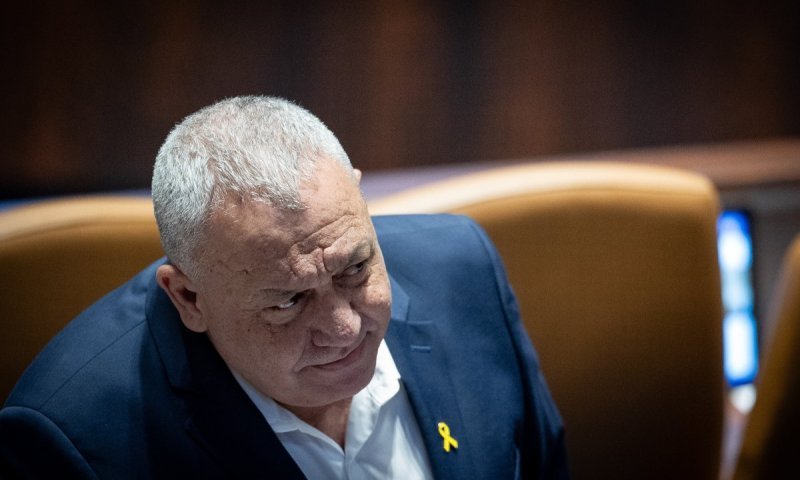 סקר דרמטי: נתניהו מאבד את הרוב, איזנקוט מזנק