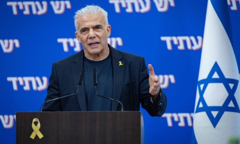 לפיד תוקף את ראשי הגוש: "בנט ואיזנקוט ברחו, המחנה הלך לנו על הראש"