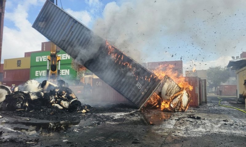נפילה במסוף מכולות גרמה לשריפה גדולה, כב"ה פועלים במקום מאז הלילה