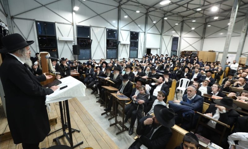 אלפים במעמד "משא התקופה" מראש ישיבת חברון בקרית הרב שך ברמת שלמה
