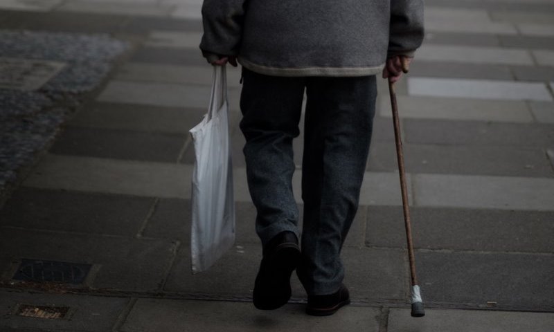 מקל הליכה תמים? אדם זקן נתפס עם תחמושת ונשק בשדה התעופה