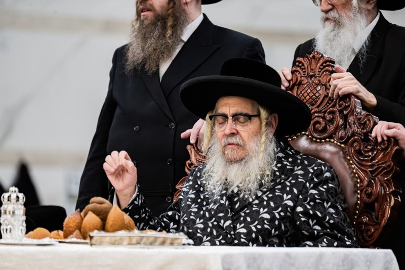 בחצרות סאטמר