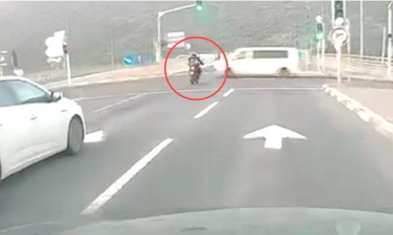 תיעוד דרמטי: האופנוע המשטרתי מתנגש בעוצמה ברכב שנסע באדום 