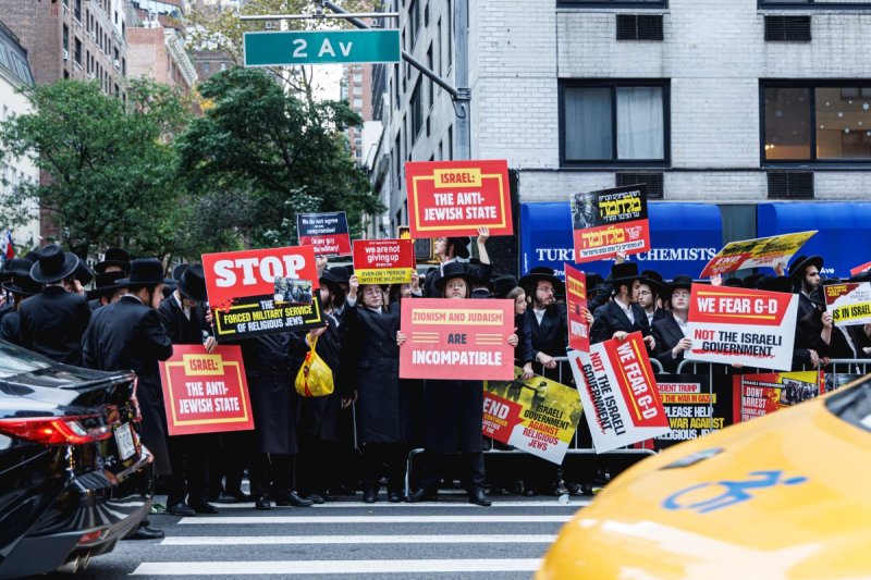 האחים לאנטשעווסקי, אברומי בלום, ד. ה. כרם, אייזיק. י, Clear shot