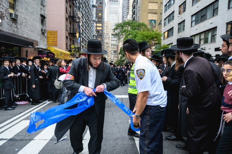 האחים לאנטשעווסקי, אברומי בלום, ד. ה. כרם, אייזיק. י, Clear shot