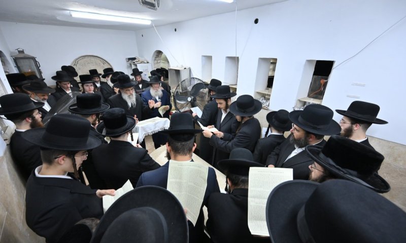 גלריה: האדמו"ר מאשלג בני היכלא עלה בחצות לציון בעל הסולם