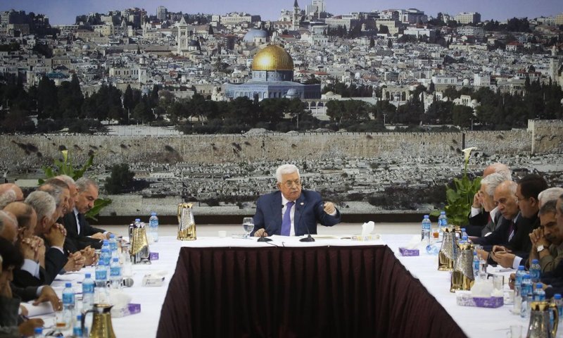 מכה לרמאללה: טראמפ אוסר כניסת בעלי דרכון פלסטיני לארה"ב