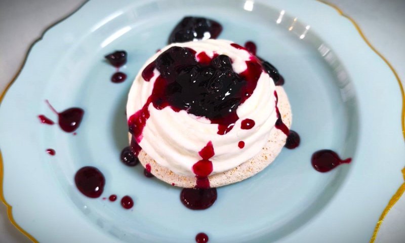 קינוח פרווה וקליל לחג: מתכון לעיגולי מרנג קוקוס ואוכמניות