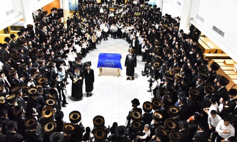 כל החידושים: כך חגגו את שמחת תורה בחצרות הקודש ובהיכלי הישיבות