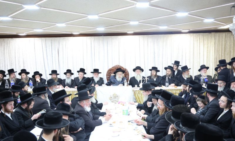 הרבי מקאמרנא בטיש יארצייט של זקנו רבי אייזיק'ל בעל 'היכל הברכה'