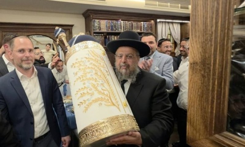 ספר התורה עם הגלימה הלבנה של הראשון לציון
