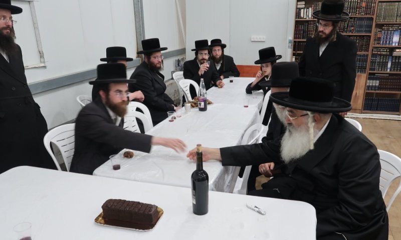 ללא הודעה מראש: האדמו"ר מינה באופן מפתיע רב לקהילה בצפת