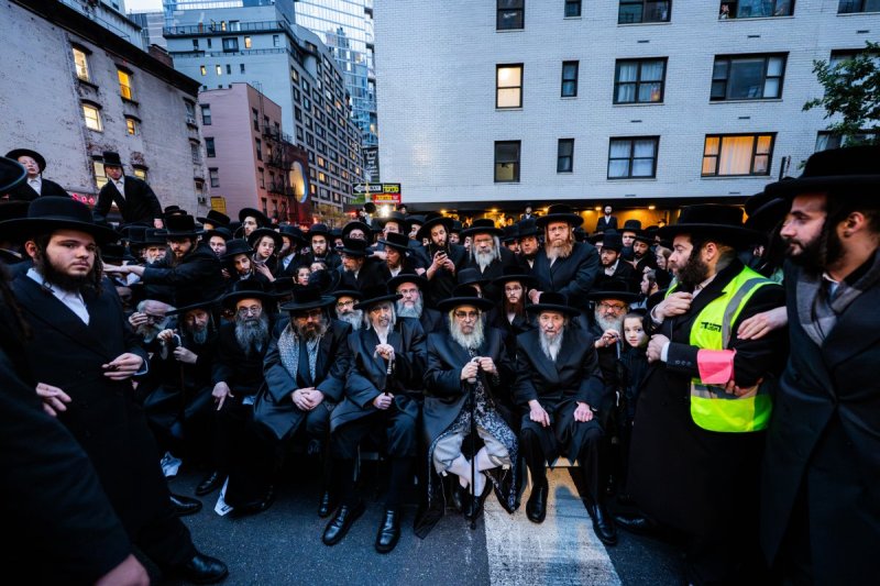 האחים לאנטשעווסקי, אברומי בלום, ד. ה. כרם, אייזיק. י, Clear shot