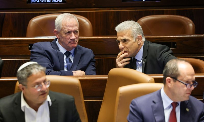 לפיד תקף, גנץ השיב: "בחרת בהתחשבנות פוליטית"