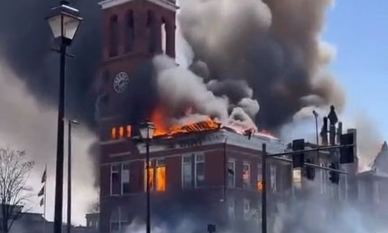 ארה"ב: שריפת ענק בבית המשפט &bull; תיעוד דרמטי