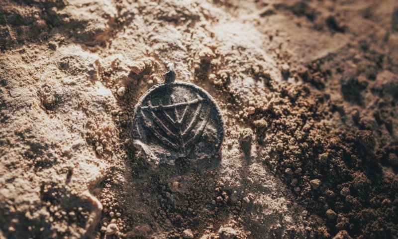 תגלית נדירה: תליון בן 1,300 שנה עם סמל המנורה נחשף בחפירות