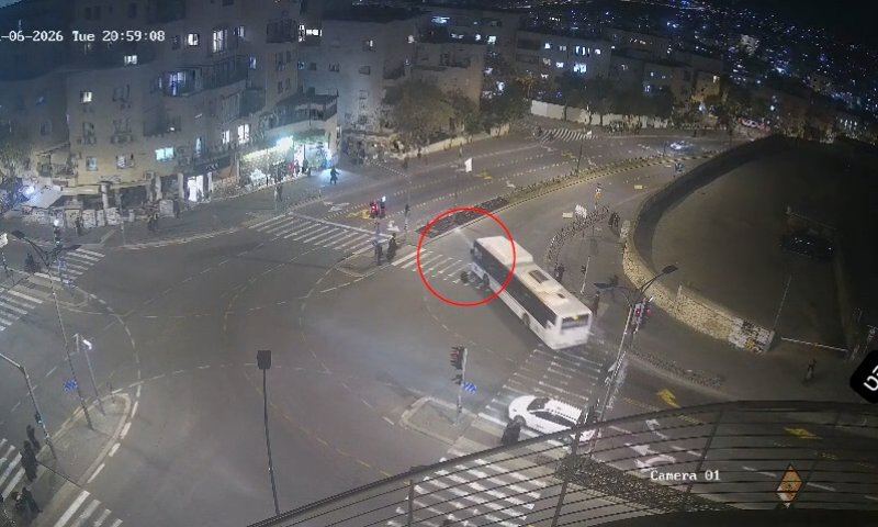 תיעוד דרמטי: הנער שנראה נתלה בחזית האוטובוס יצא מהאירוע בחיים