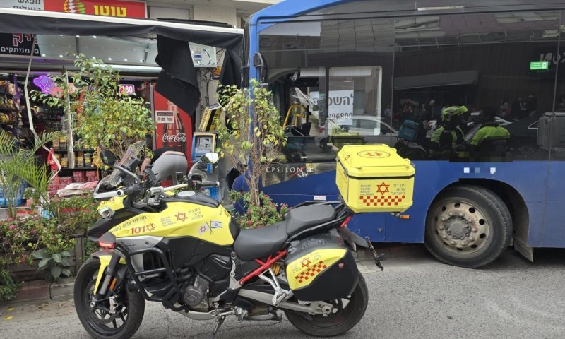 אוטובוס התנגש בחנות ברמת גן: 10 נפצעו, בהם צעירה במצב קשה