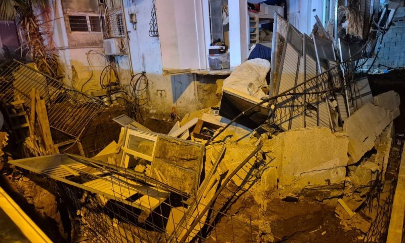 בני ברק: חלק ממבנה בשיפוצים קרס; רכב נפל מחניה