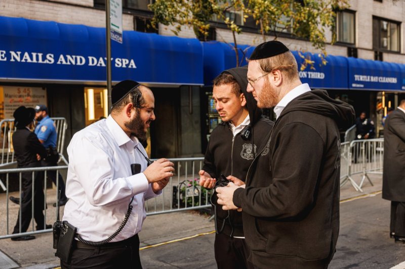 האחים לאנטשעווסקי, אברומי בלום, ד. ה. כרם, אייזיק. י, Clear shot