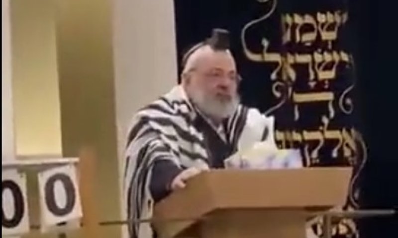 בבוקר שאחרי הטבח: חמיו של שליח חב"ד שנרצח פרץ בבכי מעל הבימה