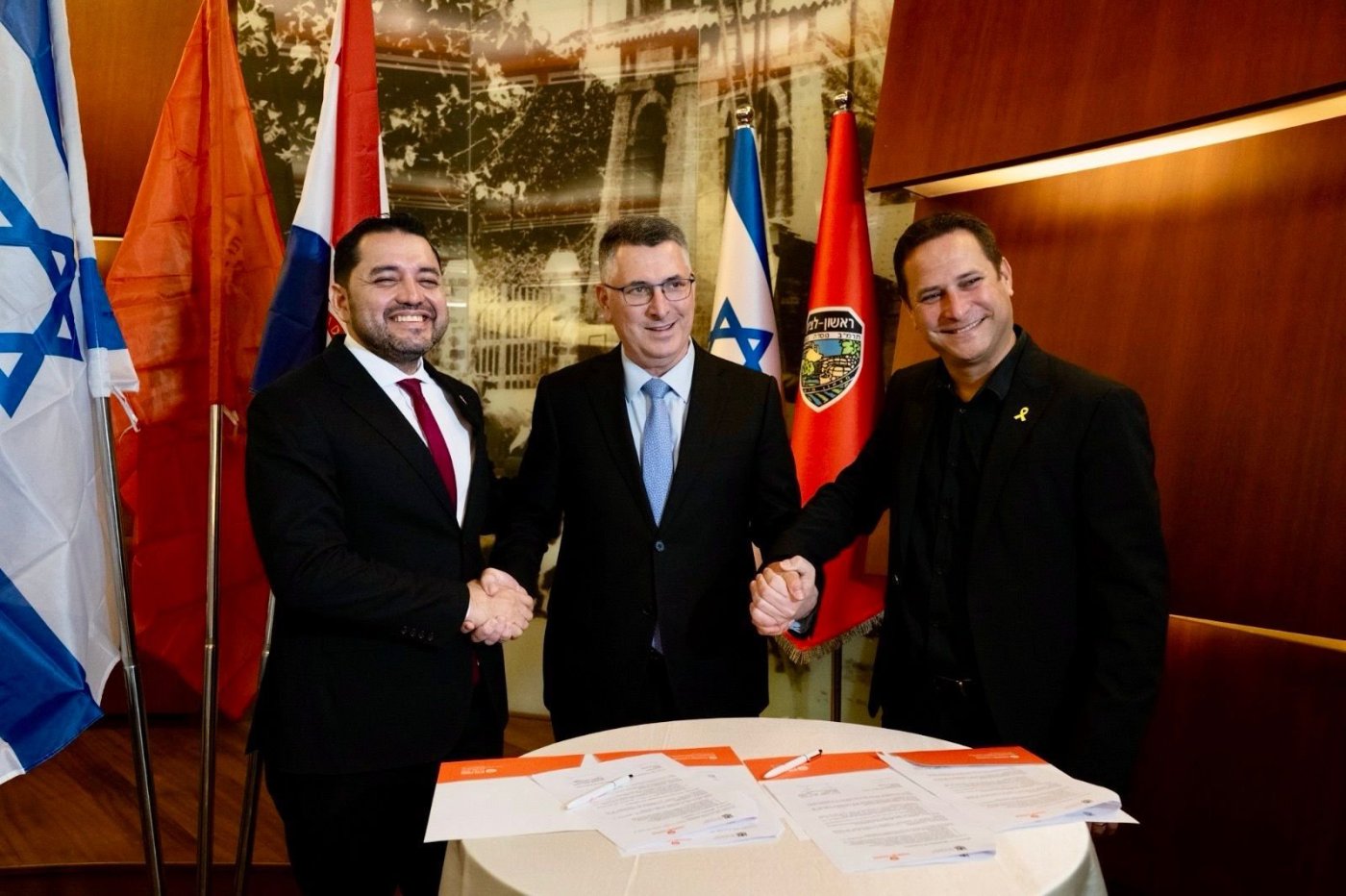 באדיבות המצלם