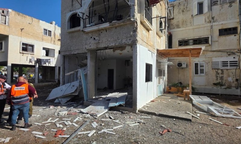 פגיעה ישירה בנהריה: מבנה בן 3 קומות ניזוק, אישה נפצעה קל