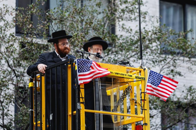 האחים לאנטשעווסקי, אברומי בלום, ד. ה. כרם, אייזיק. י, Clear shot