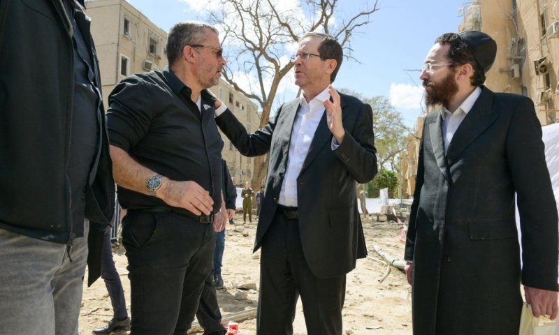 הנשיא הרצוג בזירת הנפילה בערד: "המשטר באיראן בהיסטריה"