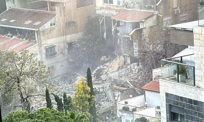 פגיעה ישירה בחיפה: הרס רב בבניין מגורים, שלושה לכודים; בן 82 נפצע קשה