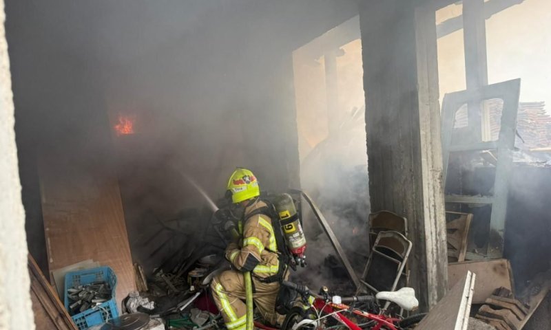 שריפה במבנה נטוש בצפת: גבר חולץ במצב קשה לאחר פעולות החייאה