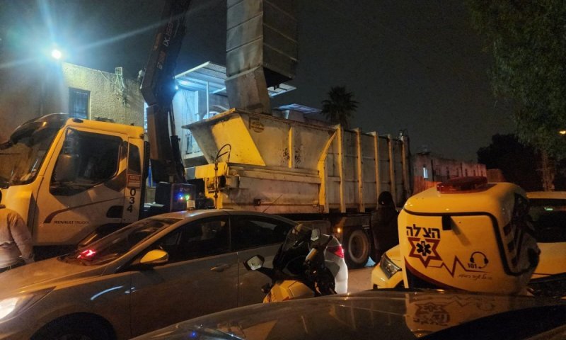 גבר נפל לפיר של פח טמון בבני ברק וחולץ במצב בינוני