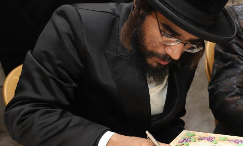 האדמו"ר ליווה את גר הצדק ופונה לציבור: "עזרו לו להקים בית נאמן בישראל"