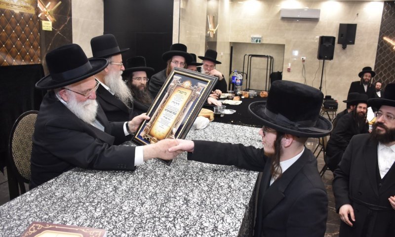 ב'טל תורה' ערכו מעמד כבוד התורה והאדמו"ר נשא דברים בשם הסבים