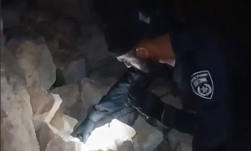 גלאי המתכות צפצף: זה מה שגילו השוטרים בתוך מסלעה