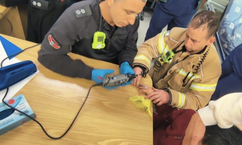 צפו בחילוץ: לוחמי האש ניסרו טבעת שנלכדה על אצבעו של ילד