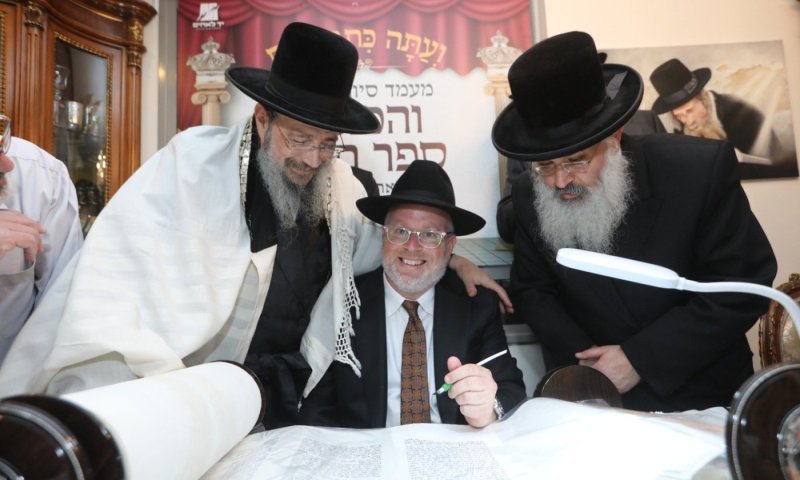 היום בשעה 20:00 הגרלת יד לאחים על ספר התורה מהודר