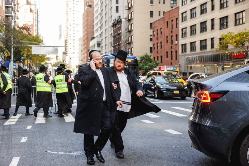 האחים לאנטשעווסקי, אברומי בלום, ד. ה. כרם, אייזיק. י, Clear shot