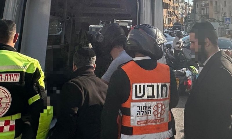 אופנוע פגע בהולכת רגל בבני ברק, הרוכב נפצע קשה