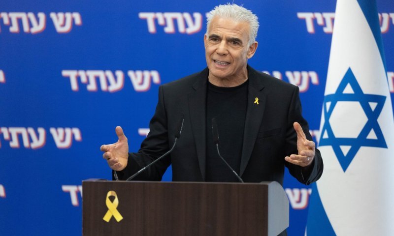 מתיימר להיות בקי בהלכה: לפיד תוקף את ראש השב"כ