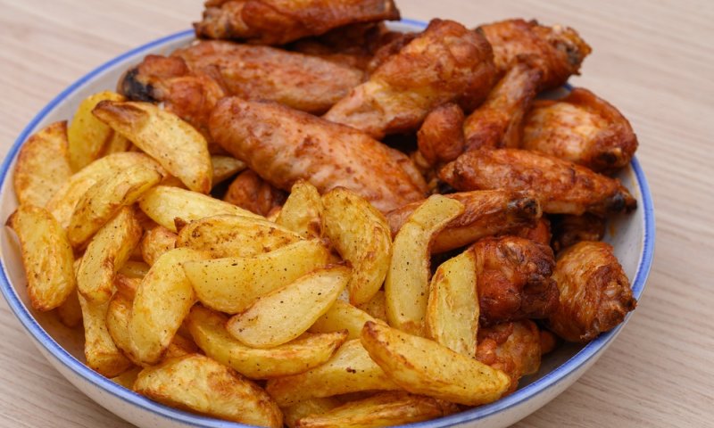 הצהריים הקריסיפית שלנו: כנפיים עם תפוחי אדמה דקיקים בתנור