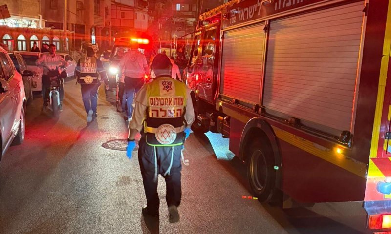 אישה מבוגרת נפלה מגובה בבני ברק - מצבה קשה