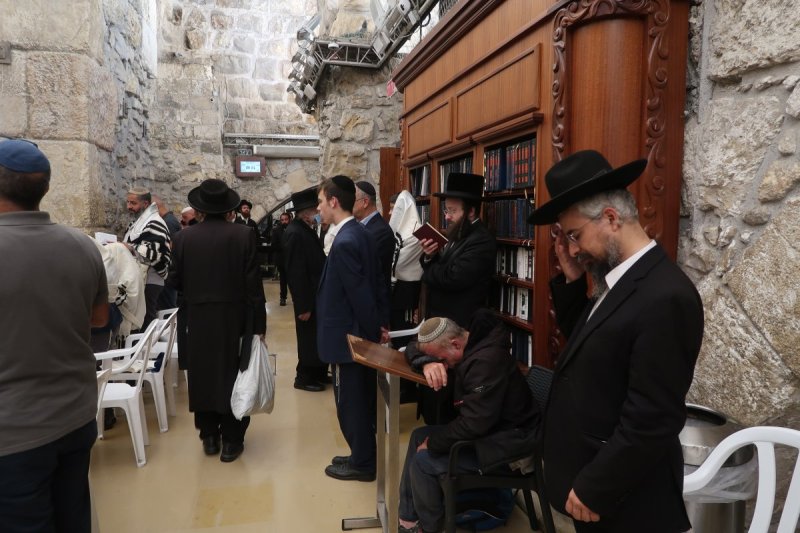 <blat>בחדרי חרדים</blat>