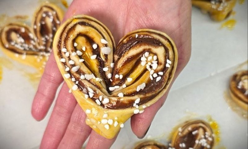 יפיפיות וטעימות: מתכון ללחמניות לב במילוי שוקולד 