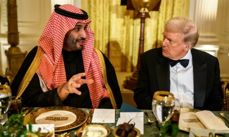 הקרב על עורק הנפט: טראמפ מגבש קואליציה בינלאומית לפתיחת המצר