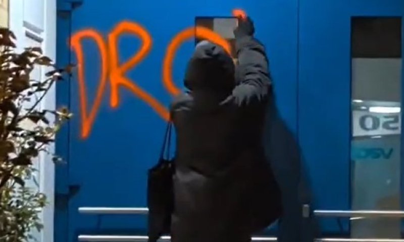 בגרמניה: פעילים פרו פלסטינים השחיתו מתקני חברת משלוחים שעובדת עם ישראל | צפו