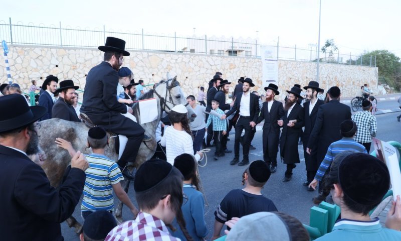 על גבי סוס: כך קיבלו בעמנואל את אסיר עולם התורה