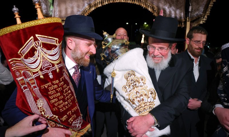 גבעת זאב לא ראתה מעמד כזה: נתי קרויזר חגג 40 והכניס ספר תורה
