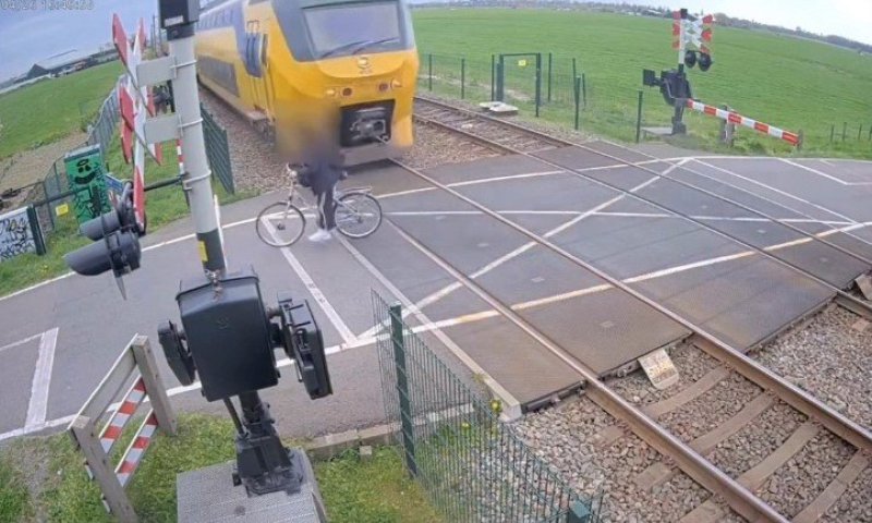 שניה בדיוק מאסון: רוכב אופניים ניצל בנס מרכבת דוהרת