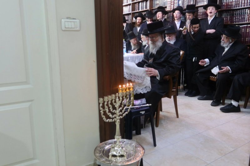 באדיבות המצלם